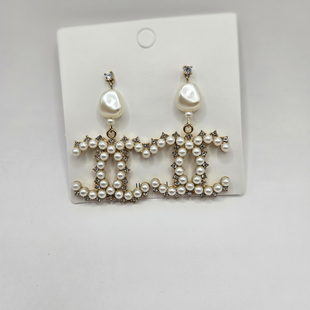 Chic Pearl and Gold Drop Earrings